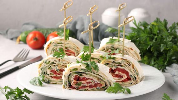 Быстрый рулетик с ветчиной и огурцами