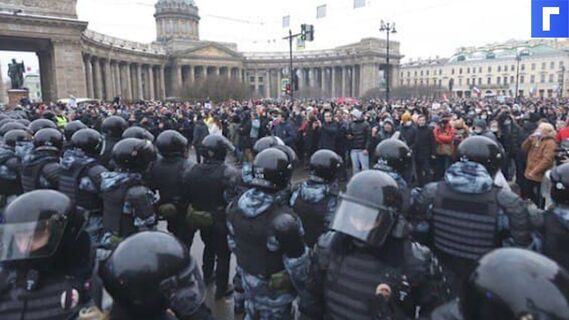 Петербуржец вступился за молодую пару на митинге и сел в автозак вместо них
