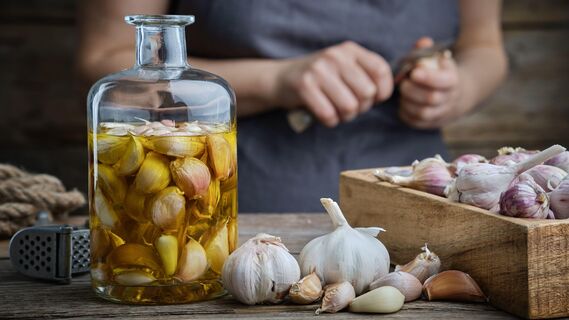 Как быстро почистить чеснок от шелухи