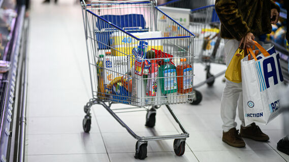Продуктовая тележка в супермаркете