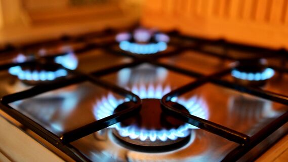 Газовая плита с четырьмя включенными конфорками