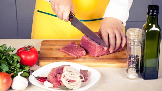 Эксперт рассказал, почему так важно мыть мясо перед приготовлением