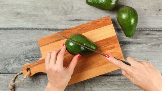 Как нужно очищать разделочную доску
