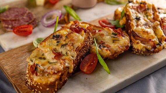 Вкусные горячие бутерброды готовятся очень быстро 