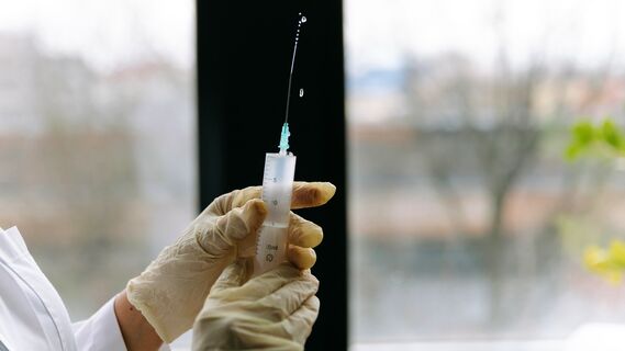 Врач объяснил, что каждый год вакцинация от гриппа проводится новыми вакцинами, так как вирус мутирует