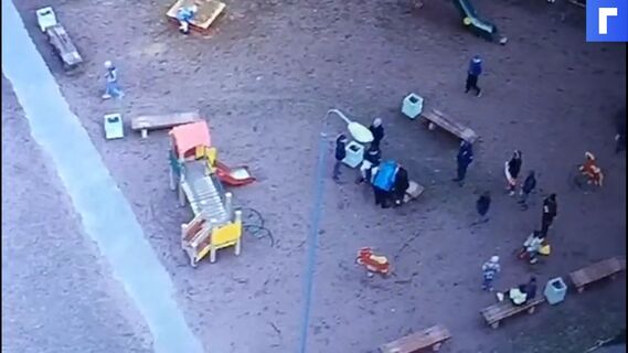 В Петербурге пожилая женщина ударила школьника, поссорившегося с ее внуком
