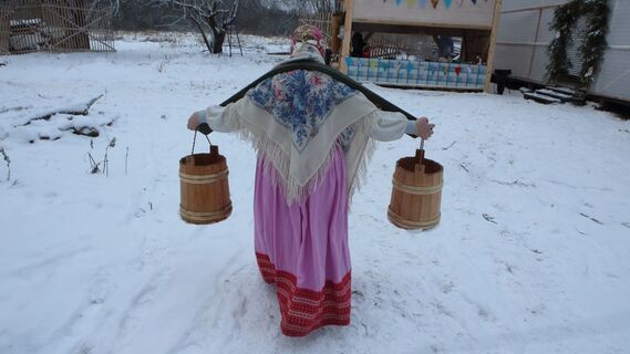 Никакой не слабый пол: почему с коромыслом на Руси ходили только женщины