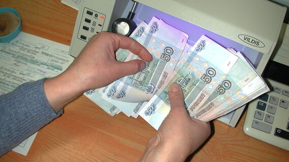 Женщина считает деньги