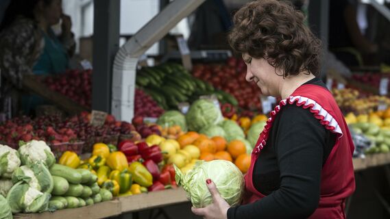 Как продавцы обвешивают покупателей