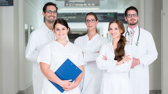 Быстро пачкаются и пугают пациентов: почему врачи носят именно белые халаты