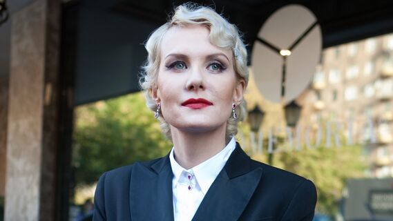 Сбежавшая в Париж Литвинова показала прохожим все прелести своей фигуры