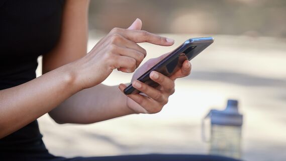 Как можно использовать смартфон и бутылку с водой