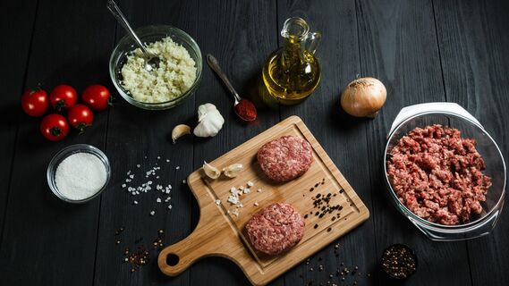 С фаршем для котлет нужно обращаться деликатно