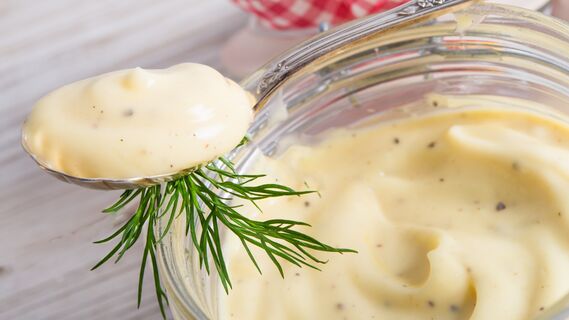 Этот домашний майонез полезнее и вкуснее покупного: запишите 3 простых рецепта идеальной заправки для салатов 