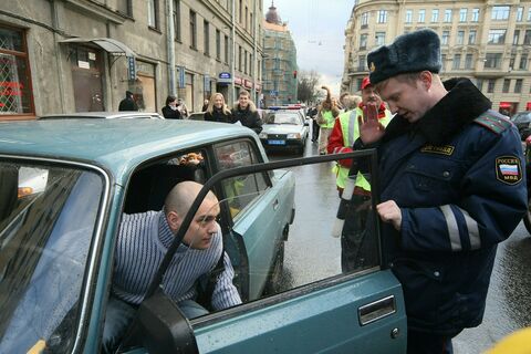 Люди на улице в Петербурге и инспектор ГИБДД говорит с водителем