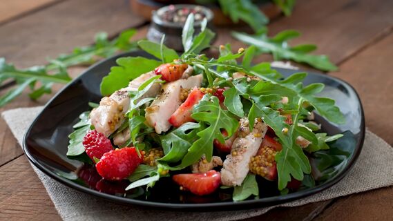 Как приготовить салат с курицей и клубникой