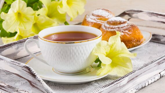 Чаем привычнее запивать булочки, а не добавлять его в тесто 