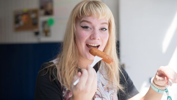 Как быстро почистить сардельку