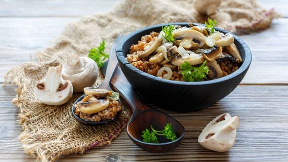 Побалуйте домашних вкусным блюдом из гречки и грибов