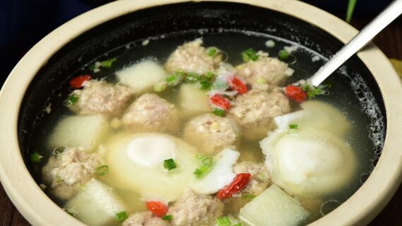 Для вкусных фрикаделек нужно порезать лук определенным образом