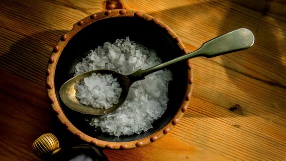 Почему говорят, что рассыпать соль — это к беде: у приметы интересная история