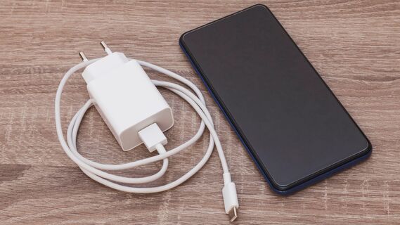 Как уберечь зарядку для смартфона от заломов