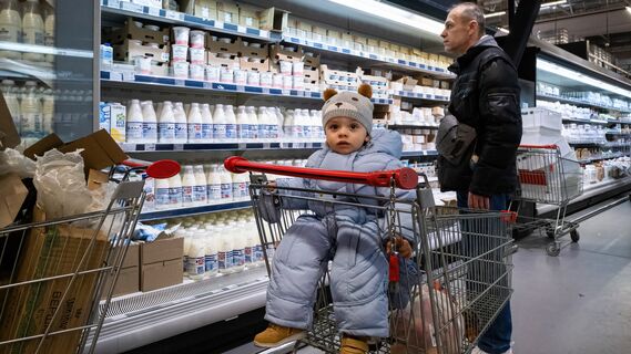 В магазинных тележках часто катают детей