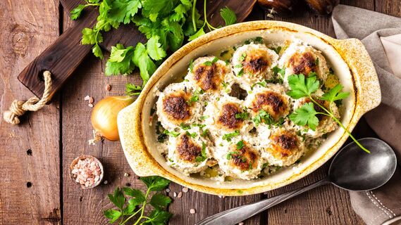 Сочные и нежные «ежики» с гарниром из гречки