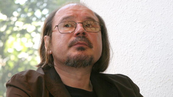 На могиле Алексея Балабанова появился странный памятник