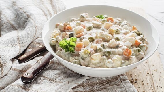 Не хотите класть в оливье жирную колбасу? Есть 5 вкуснейших альтернатив, чем ее заменить