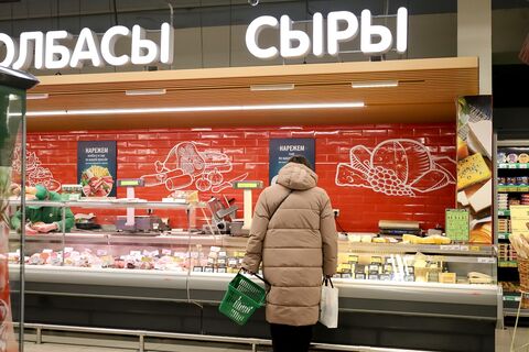Магазин, покупатели, люди, продукты, холодильники, сыры, колбасы