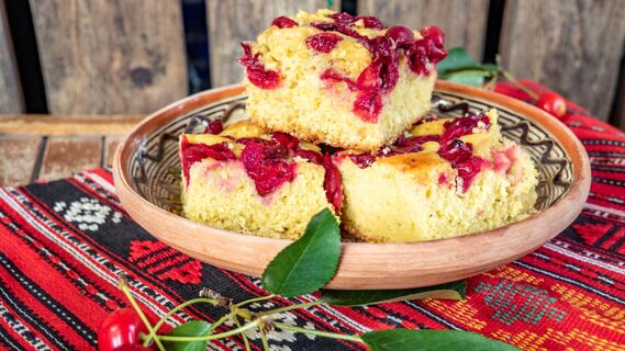 Вкуснейший пирог с вишней наполнит дом летним ароматом