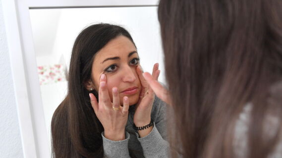 Утром и на ночь: косметолог дала совет, как бороться с мешками под глазами