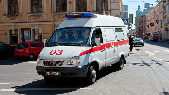 После перепалки с подростками дворник попал в больницу