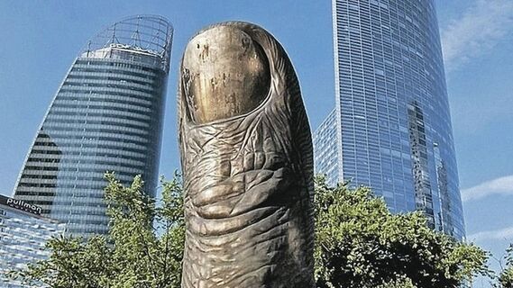 Подборка странных скульптур со всего мира