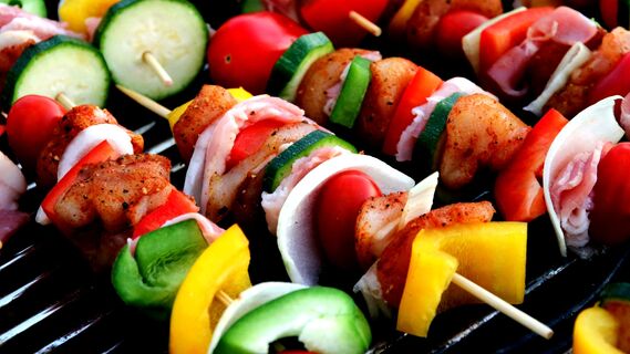 Эксперт рассказал, как можно приготовить овощной шашлык