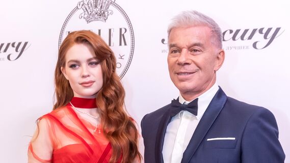 Супруга Олега Газманова поделилась фотографиями дочери в платье для выпускного