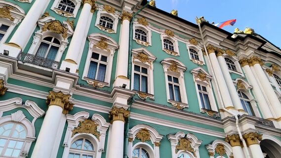 Фасад Эрмитажа со стороны Дворцовой площади