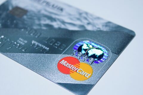«Проблемы будут за границей»: банки в РФ продолжат работать с Mastercard