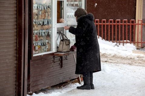 Пожилая женщина, ларек