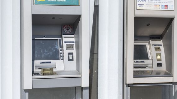Почему не стоит сразу вставлять карту в банкомат