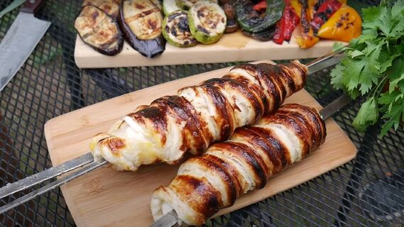 Приготовьте ароматную закуску на шампурах с сыром сулугуни