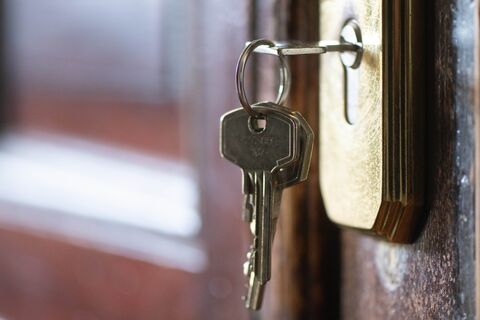 Шесть комнат в историческом центре: за сколько в Петербурге продают квартиру Горького