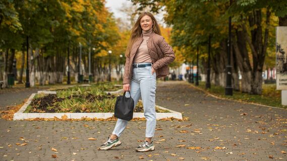 Девушка с сумкой в осеннем парке