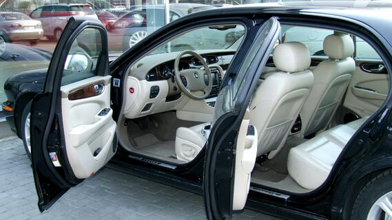 Для устранения запахов в салоне авто автолюбители предлагают использовать кофе