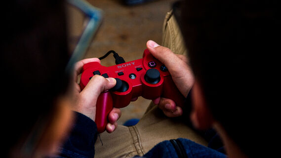 Игравшего в Playstation мужчину поразила молния