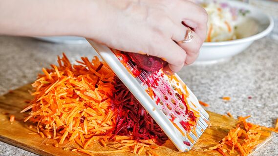 Руки после свеклы всегда будут чистыми
