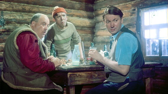 Кадр из фильма "Самогонщики", 1961г.