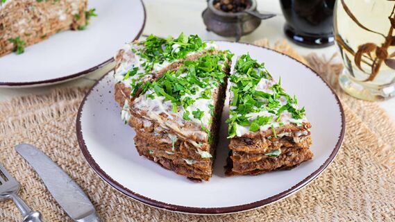 Вкусный торт из куриной печени и овощей