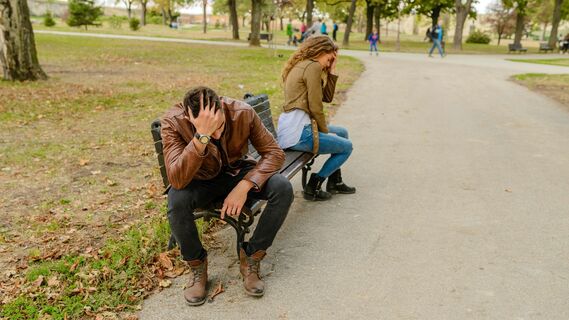 Эксперт рассказал о реакциях на разрыв отношений у мужчин и женщин